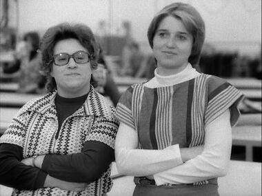 Schwarz-weiß Foto von zwei Frauen mit verschränkten Armen
